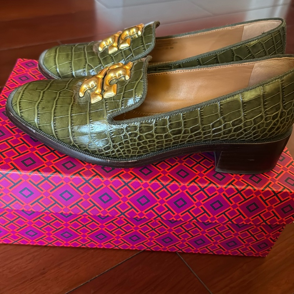 Stunning Tory Burch shoes. Croc effect leather, dark green.